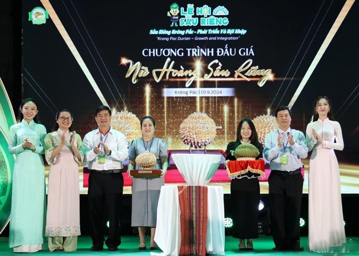 Hơn 2,6 tỷ đồng đấu giá 3 quả sầu riêng dành cho công tác an sinh xã hội - 2 Hơn 2,6 tỷ đồng đấu giá 3 quả sầu riêng dành cho công tác an sinh xã hội - 2