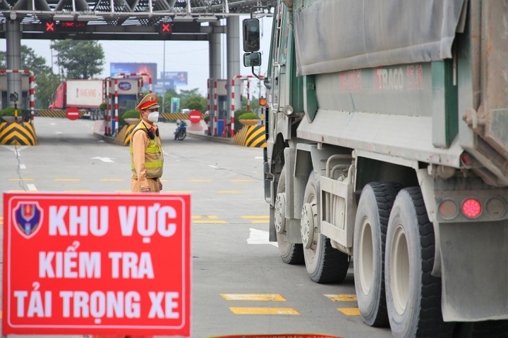 Cảnh sát giao thông ứng dụng khoa học công nghệ trong tuần tra kiểm soát - 2 Cảnh sát giao thông ứng dụng khoa học công nghệ trong tuần tra kiểm soát - 2