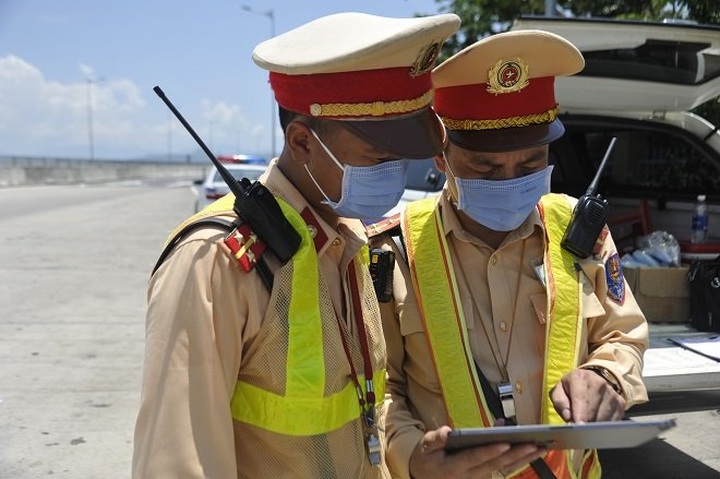 Cảnh sát giao thông ứng dụng khoa học công nghệ trong tuần tra kiểm soát - 1 Cảnh sát giao thông ứng dụng khoa học công nghệ trong tuần tra kiểm soát - 1