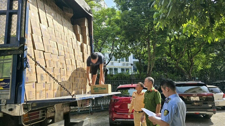 Phát hiện xe tải chở 9 tấn bánh kẹo trung thu không nguồn gốc về Hà Nội - 1