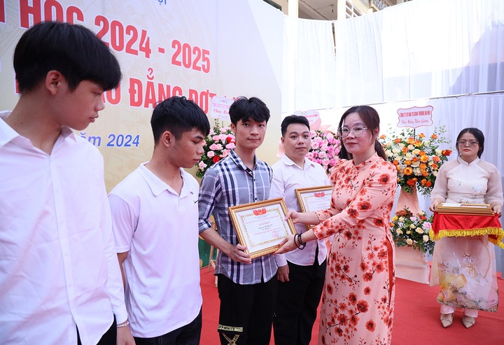 Thầy cô hãy thắp lên trong học sinh, sinh viên ngọn lửa trí tuệ, yêu nước - 3 Thầy cô hãy thắp lên trong học sinh, sinh viên ngọn lửa trí tuệ, yêu nước - 3