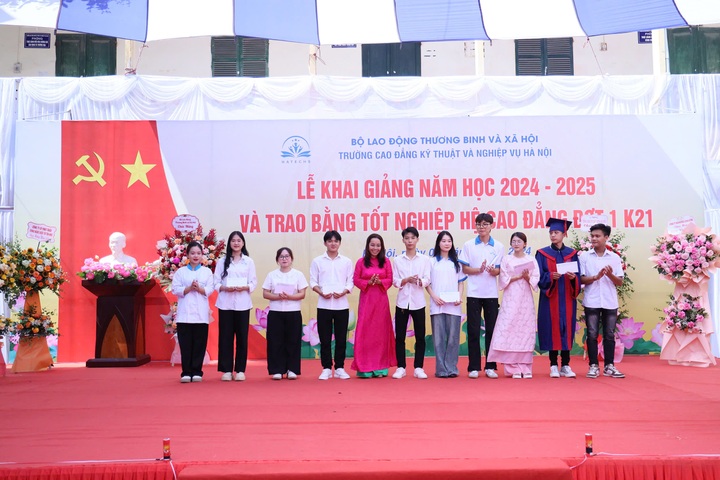 Thầy cô hãy thắp lên trong học sinh, sinh viên ngọn lửa trí tuệ, yêu nước - 4 Thầy cô hãy thắp lên trong học sinh, sinh viên ngọn lửa trí tuệ, yêu nước - 4