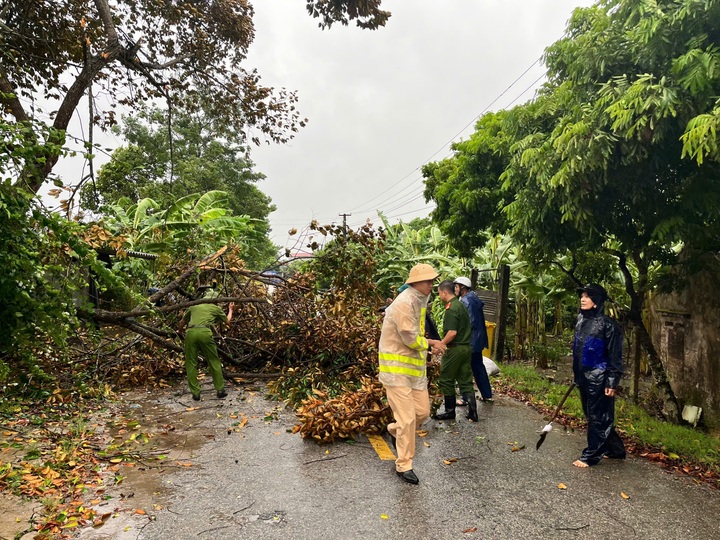 Cảnh sát giao thông vượt giông bão, dọn dẹp cây gãy đổ bảo đảm an toàn - 7