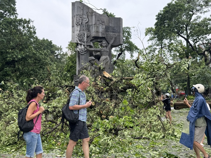 Hà Nội: Bão làm hư hỏng một công trình mang ý nghĩa lịch sử - 4