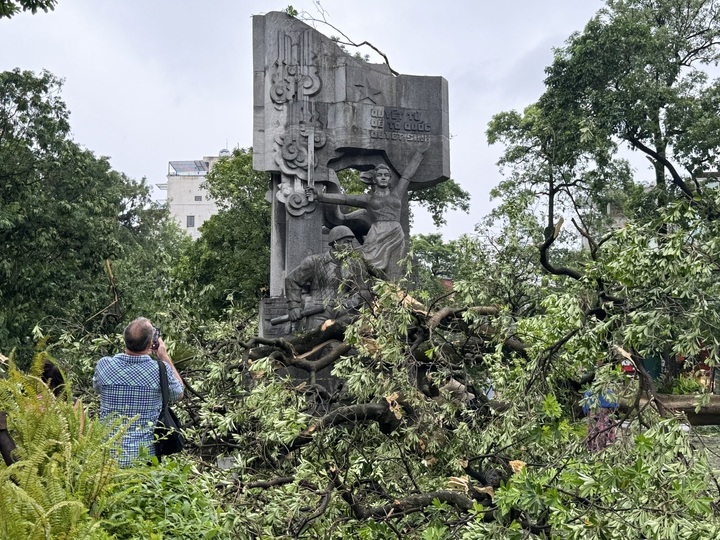 Hà Nội: Bão làm hư hỏng một công trình mang ý nghĩa lịch sử - 3