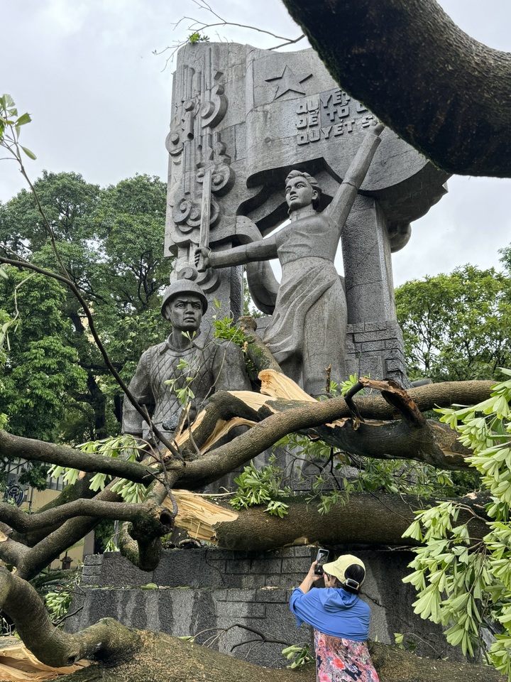 Hà Nội: Bão làm hư hỏng một công trình mang ý nghĩa lịch sử - 5