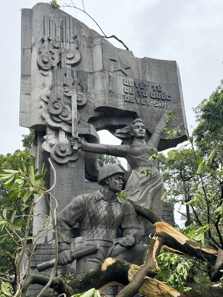 Hà Nội: Bão làm hư hỏng một công trình mang ý nghĩa lịch sử - 6