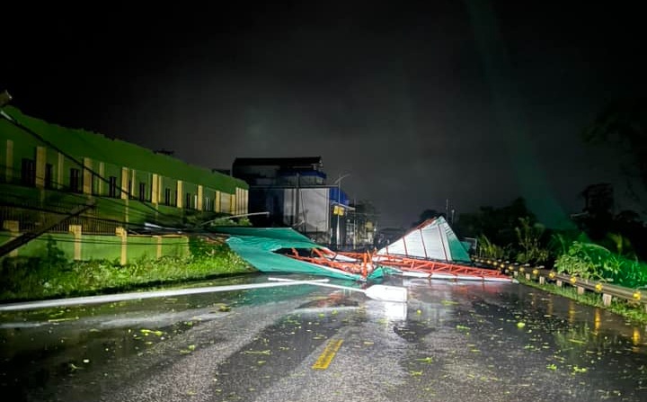 Hưng Yên: Bão làm hơn 600 nhà tốc mái, gần 6.000 cây xanh gãy đổ - 1 Hưng Yên: Bão làm hơn 600 nhà tốc mái, gần 6.000 cây xanh gãy đổ - 1