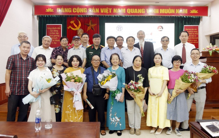 Nhân văn từ quỹ hỗ trợ của các văn nhân - 2