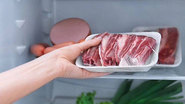 Mách chị em 4 chiêu rã đông thịt bò cực nhanh, mềm thịt và không mất chất - 1