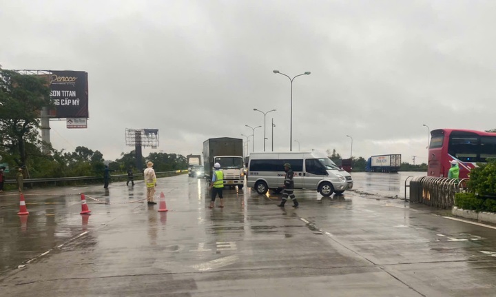 Cấm xe vào cao tốc Pháp Vân - Cầu Giẽ do ngập lụt - 1 Cấm xe vào cao tốc Pháp Vân - Cầu Giẽ do ngập lụt - 1