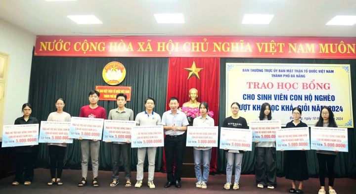 Đà Nẵng trao học bổng cho sinh viên con hộ nghèo vượt khó - 1 Đà Nẵng trao học bổng cho sinh viên con hộ nghèo vượt khó - 1