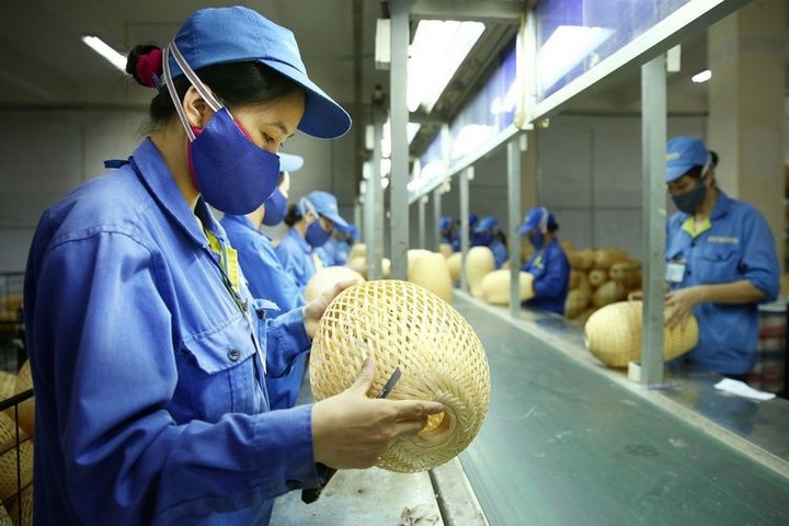 Người lao động phải ngừng việc do bão có được trả lương không? - 1