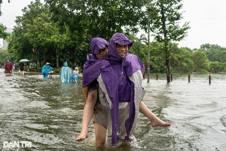 Lượng mưa vùng núi giảm dần, Hà Nội nguy cơ ngập úng các quận, huyện ven đê - 1