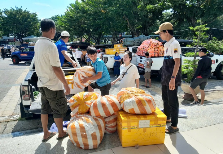 Những “Chuyến xe nghĩa tình” Đà Nẵng hối hả đến với đồng bào vùng bão lũ - 4