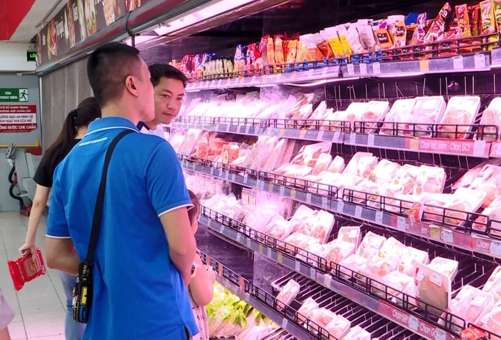 Đảm bảo nguồn cung hàng thiết yếu cho người dân vùng lũ - 1