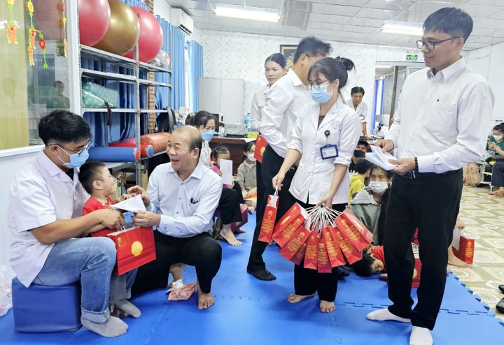 Mang Trung thu đến với trẻ em hoàn cảnh đặc biệt - 1