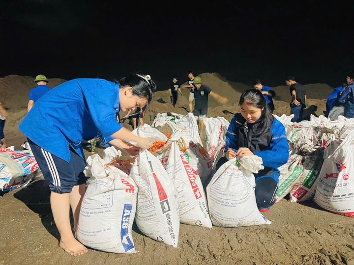 Đến sáng 12/9, hầu hết các sông ở Hải Dương trên mức báo động III - 2 Đến sáng 12/9, hầu hết các sông ở Hải Dương trên mức báo động III - 2