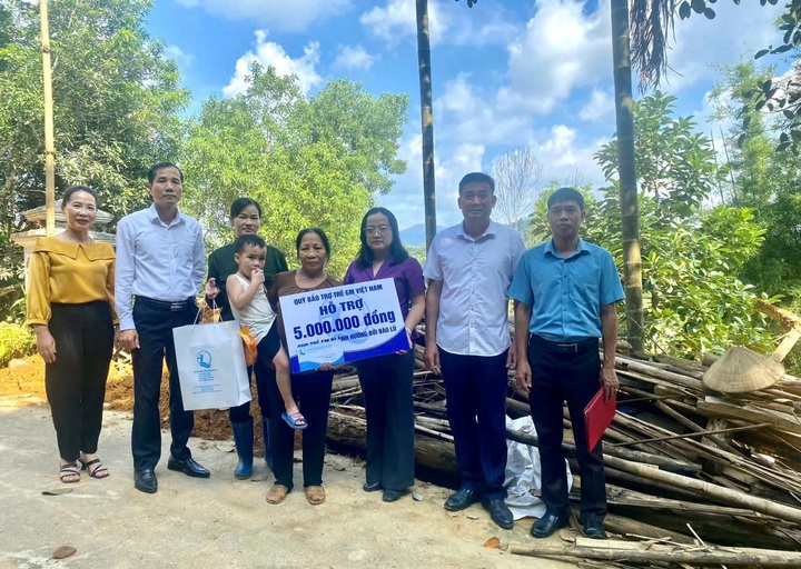 Đồng hành cùng trẻ em và gia đình chịu ảnh hưởng lũ, lụt sau cơn bão số 3 - 1