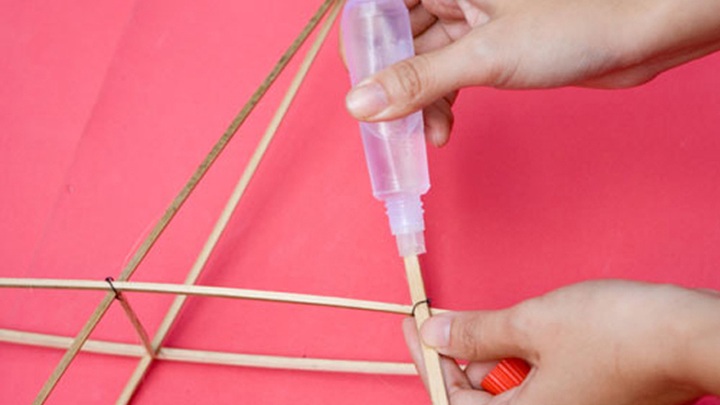 Cùng con làm đèn Trung thu truyền thống với 3 bước đơn giản - 4 Cùng con làm đèn Trung thu truyền thống với 3 bước đơn giản - 4