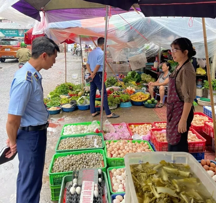 Kiên quyết không để hàng hóa tăng giá bất hợp lý sau bão - 1