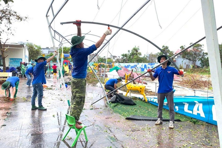 Tiếp sức người dân vùng lũ - 1