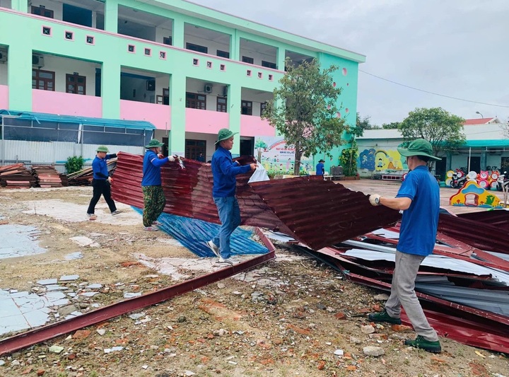 Tiếp sức người dân vùng lũ - 2