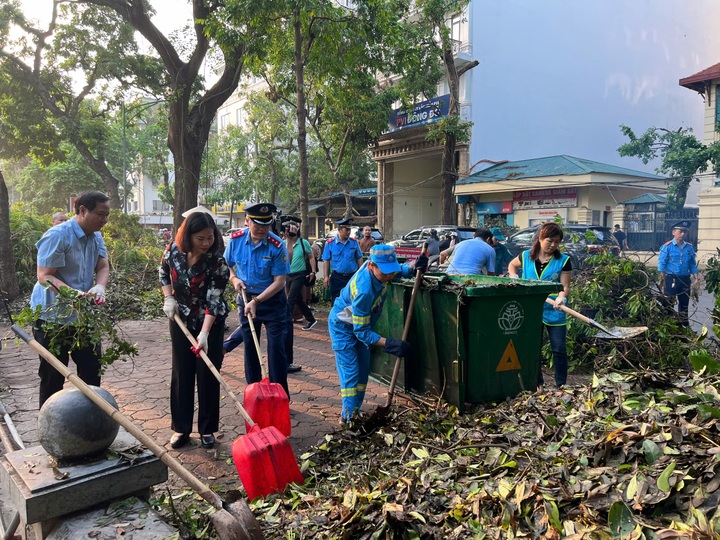 Ra quân tổng vệ sinh, khắc phục hậu quả do bão số 3 tại Hà Nội - 2 Ra quân tổng vệ sinh, khắc phục hậu quả do bão số 3 tại Hà Nội - 2