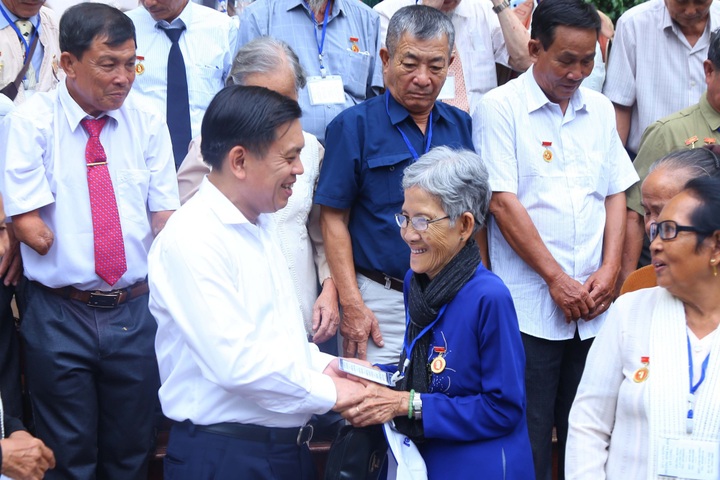 Những trường hợp là người có công giúp cách mạng và hưởng các chế độ nào? - 1