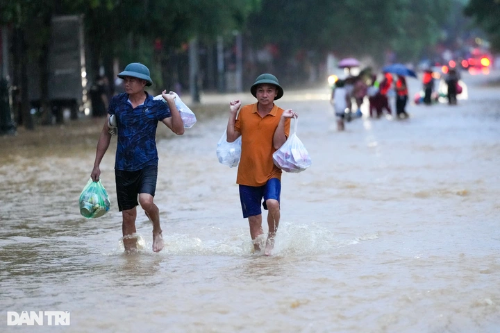 Cách đảm bảo an toàn với lương thực thực phẩm hỗ trợ người dân vùng bão, lũ - 1 Cách đảm bảo an toàn với lương thực thực phẩm hỗ trợ người dân vùng bão, lũ - 1