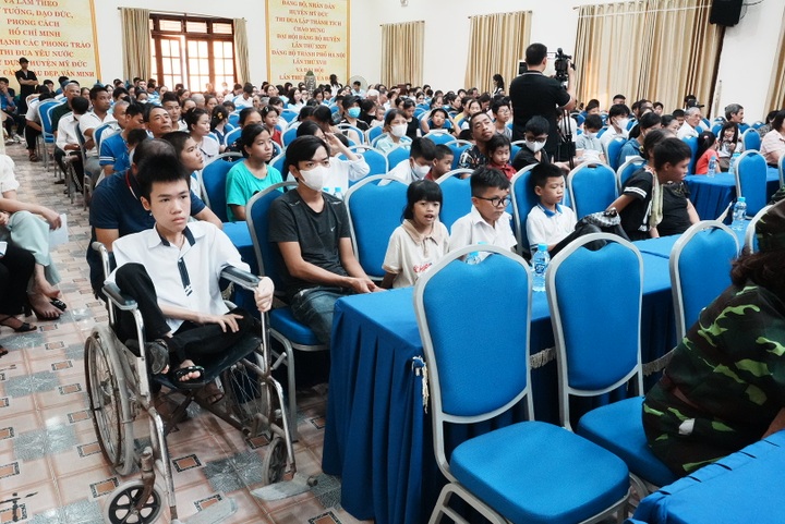 Trung thu ấm tình đến với 300 trẻ em khuyết tật, trẻ có hoàn cảnh đặc biệt - 4