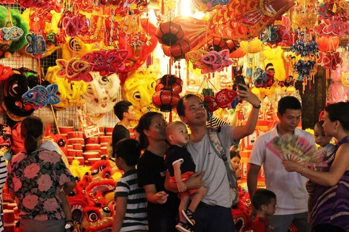 Rực rỡ sắc màu trên phố Hàng Mã - “Thủ phủ” đồ chơi Trung thu - 8