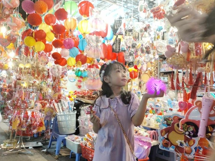 Rực rỡ sắc màu trên phố Hàng Mã - “Thủ phủ” đồ chơi Trung thu - 10