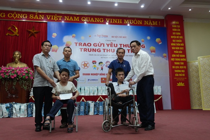 Trung thu ấm tình đến với 300 trẻ em khuyết tật, trẻ có hoàn cảnh đặc biệt - 1