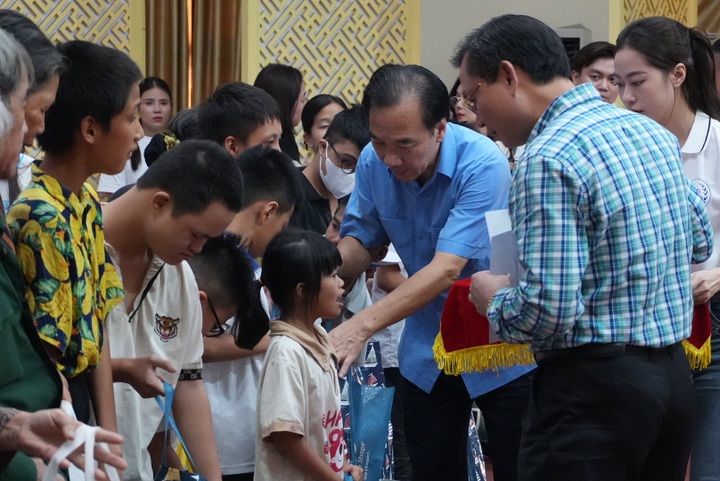 Trung thu ấm tình đến với 300 trẻ em khuyết tật, trẻ có hoàn cảnh đặc biệt - 2