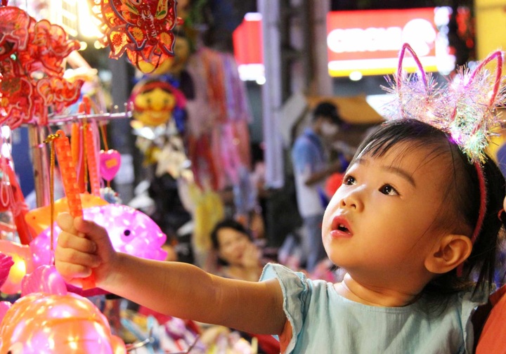 Rực rỡ sắc màu trên phố Hàng Mã - “Thủ phủ” đồ chơi Trung thu - 6