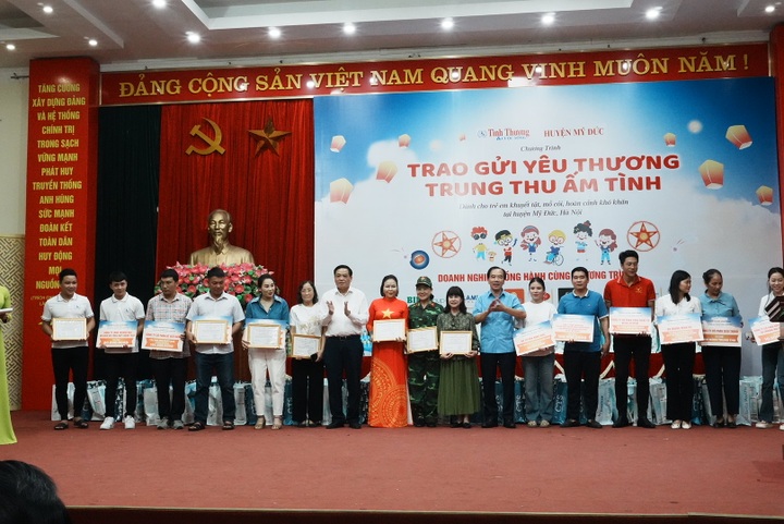 Trung thu ấm tình đến với 300 trẻ em khuyết tật, trẻ có hoàn cảnh đặc biệt - 3