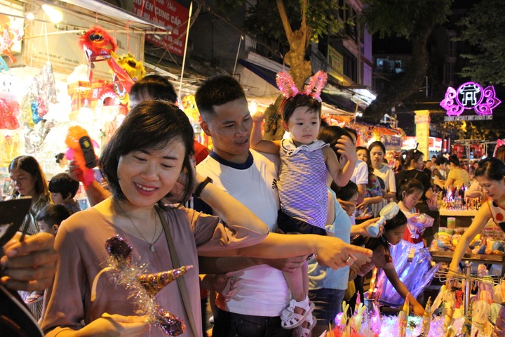 Rực rỡ sắc màu trên phố Hàng Mã - “Thủ phủ” đồ chơi Trung thu - 4