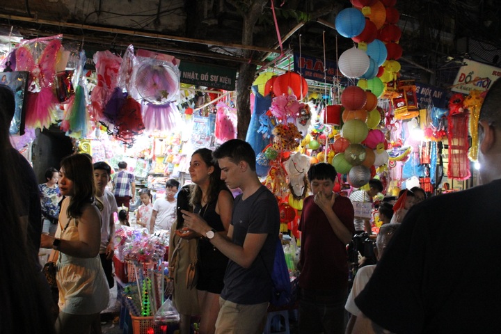 Rực rỡ sắc màu trên phố Hàng Mã - “Thủ phủ” đồ chơi Trung thu - 3