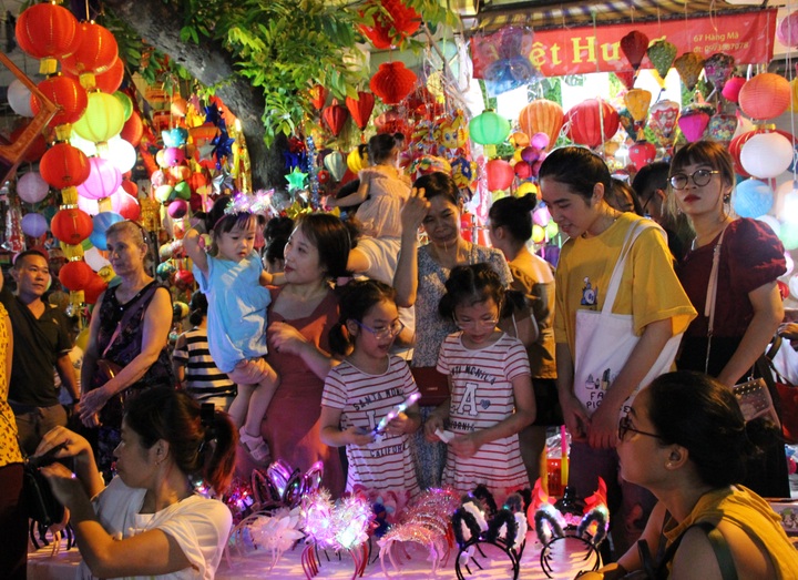 Rực rỡ sắc màu trên phố Hàng Mã - “Thủ phủ” đồ chơi Trung thu - 1