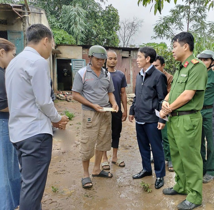 Bí thư huyện Krông Búk thăm hỏi gia đình học sinh tử vong do xe lùi trúng - 1