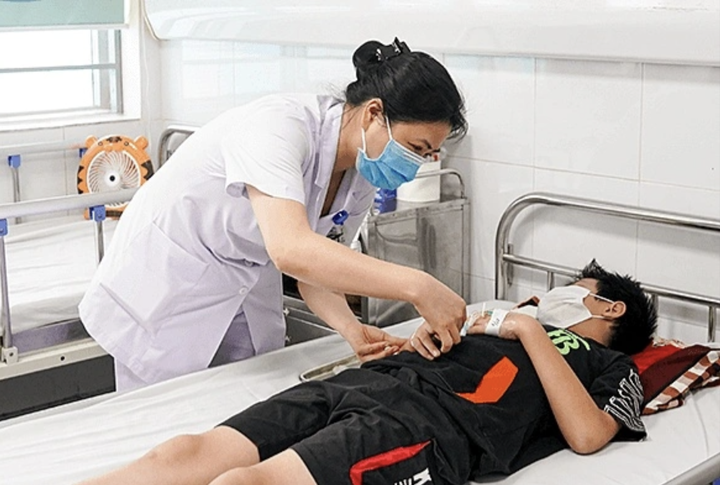 Thời tiết thất thường lúc mưa lúc nắng, làm gì để phòng bệnh? - 1