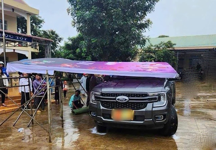 Bí thư huyện Krông Búk thăm hỏi gia đình học sinh tử vong do xe lùi trúng - 2