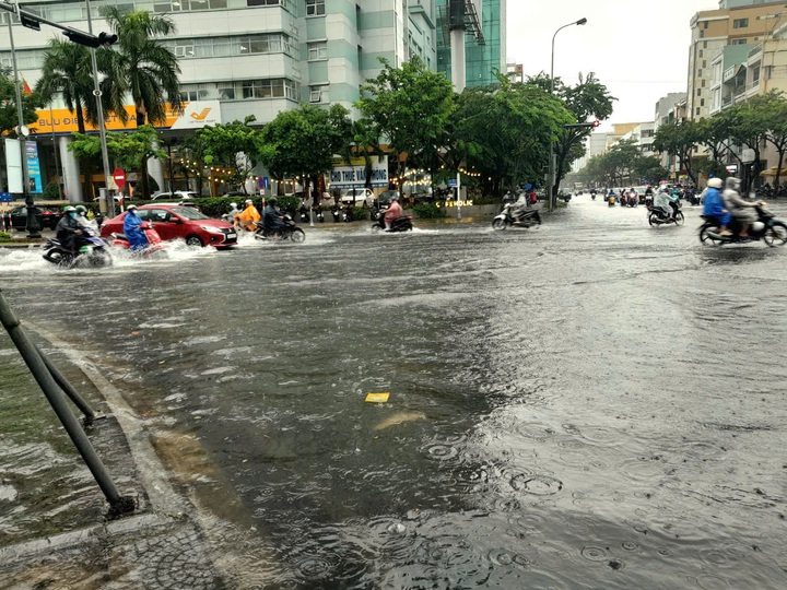 Mưa lớn liên tục trút xuống, nhiều tuyến đường, Đà Nẵng ngập cục bộ - 1 Mưa lớn liên tục trút xuống, nhiều tuyến đường, Đà Nẵng ngập cục bộ - 1