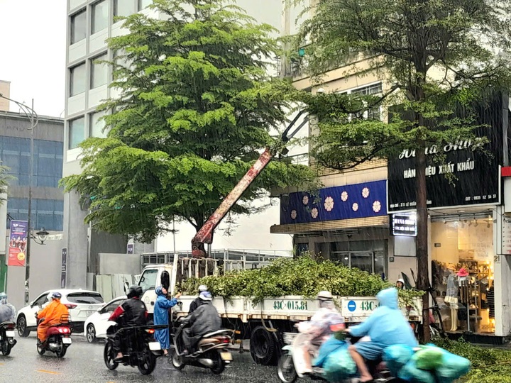 Mưa lớn liên tục trút xuống, nhiều tuyến đường, Đà Nẵng ngập cục bộ - 3 Mưa lớn liên tục trút xuống, nhiều tuyến đường, Đà Nẵng ngập cục bộ - 3