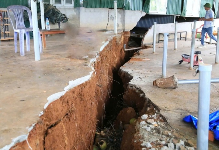 Đắk Nông xử lý các trường hợp san lấp trái phép gây sạt lở ven đường - 1 Đắk Nông xử lý các trường hợp san lấp trái phép gây sạt lở ven đường - 1