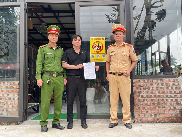 Tặng biểu trưng "Đã uống rượu, bia là không lái xe" cho các nhà hàng - 2