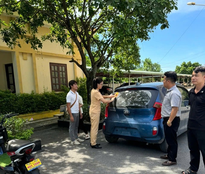 Tặng biểu trưng "Đã uống rượu, bia là không lái xe" cho các nhà hàng - 3