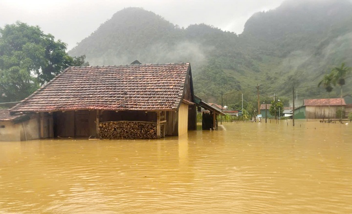 Đau thương sau bão số 4, hàng trăm hộ dân Quảng Bình ngập trong biển nước - 2 Đau thương sau bão số 4, hàng trăm hộ dân Quảng Bình ngập trong biển nước - 2