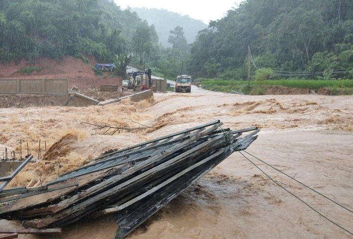 Mường Lát di dời 214 học sinh do sạt lở, sơ tán gần 250 hộ dân do lũ lớn - 2